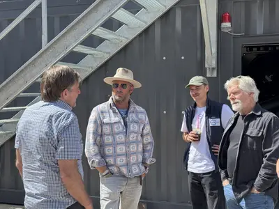 Bei unzähligen Gesprächen zu Bodengesundheit, CO2-Sequestrierung und Waldbrandprävention wurden die Vorteile von Biokohle erläutert.